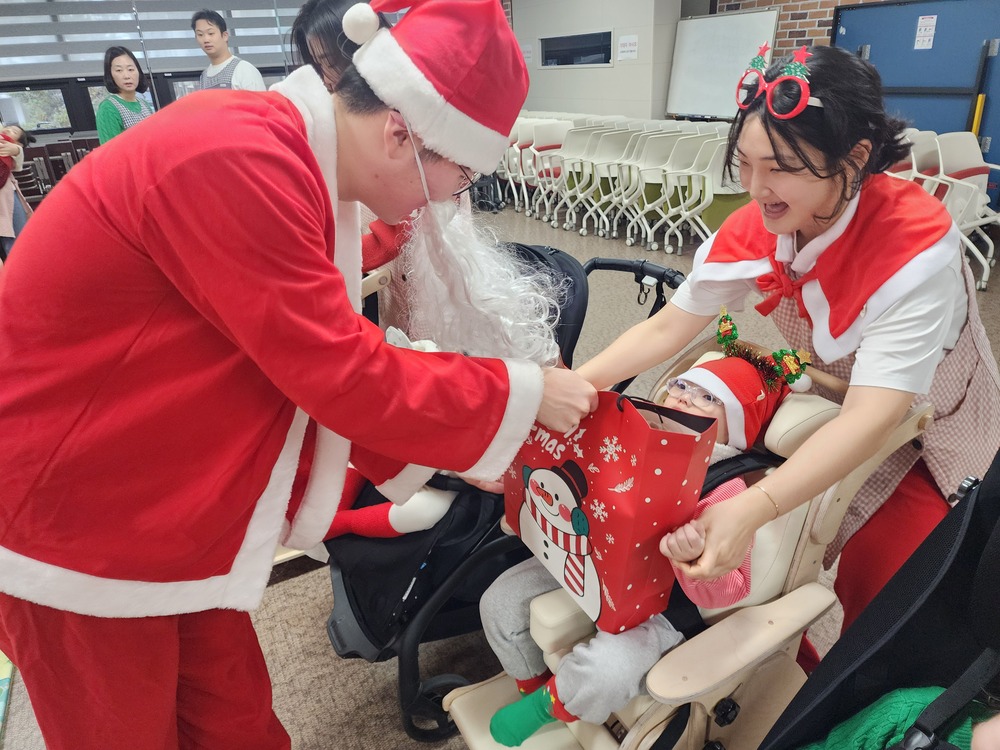 크리스마스 선물 전달 사진